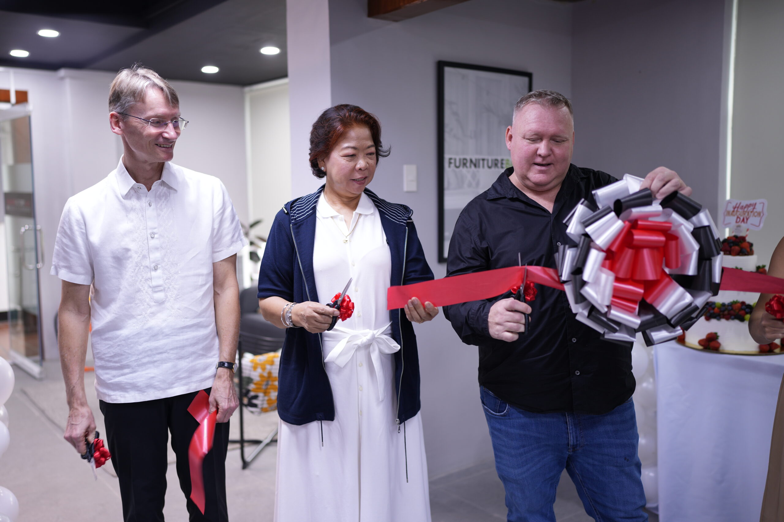 OnlineFactory nådde en ny milstolpe den 30 oktober med invigningen av en extra kontorsvåning. Detta är företagets andra expansion under dess 11-åriga historia.
